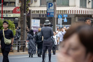 Tokyo, Japonya, 5 Kasım 2023: Yoğun bir bölgede sokak yaşamını yakalayan fotoğrafçı