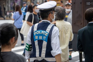 Tokyo, Japonya, 5 Kasım 2023: Japon Polis Memuru