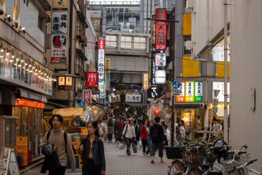 Tokyo, Japonya, 5 Kasım 2023: Tokyo 'da Yayalar ve İşaretlerle Bustling Caddesi Sahnesi