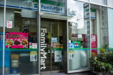 Tokyo, Japonya, 5 Kasım 2023: Aile Marketi Marketi Dükkanı