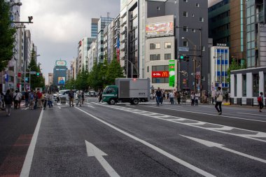 Tokyo, Japonya, 5 Kasım 2023: Yayalar ve Araçlarla Meşgul Sokak Kavşağı