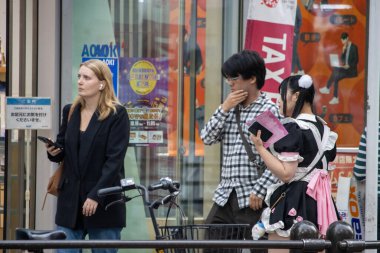 Tokyo, Japonya, 5 Kasım 2023: Shibuya Geçidi 'nde bekleyen yayalar