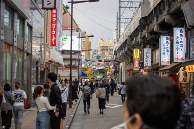 Tokyo, Japonya, 5 Kasım 2023: Ueno 'da Bustling Sokağı Sahnesi