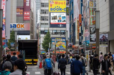 Tokyo, Japonya, 5 Kasım 2023: Yayalar ve renkli reklamlarla Akihabara 'da hareketli sokak sahnesi