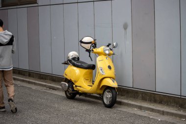 Tokyo, Japonya, 5 Kasım 2023: Sarı scooter sokağa park edildi