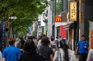 Tokyo, Japonya, 5 Kasım 2023: McDonald 's ve Ikkinari Biftek tabelasıyla kalabalık sokak manzarası