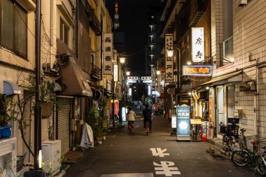 Tokyo, Japonya, 5 Kasım 2023: Asakusa 'da Yoğun Bir Caddenin Gece Görüşü