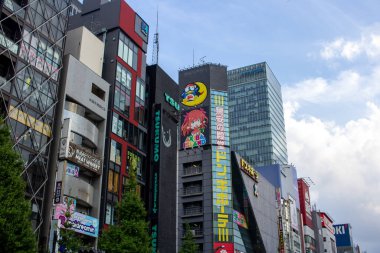 Tokyo, Japonya, 5 Kasım 2023: Renkli Billboardlar ve Modern Mimariyle Canlı Şehir Sahnesi