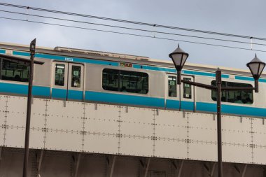 Tokyo, Japonya, 5 Kasım 2023: Şehir Ayarlarında Yükseltilmiş Tren