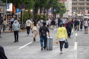 Tokyo, Japonya, 5 Kasım 2023: Bagajı Taşıyan Yayalarla Yoğun Sokak Sahnesi