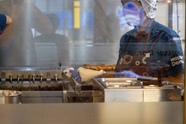 Tokyo, Japonya, 5 Kasım 2023: Personel Üyesi Şeffaf Mutfakta Yemek Hazırlıyor