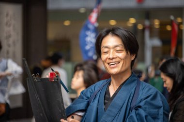 Tokyo, Japonya, 5 Kasım 2023: Geleneksel Japon kıyafetli gülümseyen adam