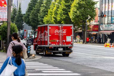 Tokyo, Japonya, 6 Kasım 2023: Sokaktaki Coca-Cola dağıtım kamyonu