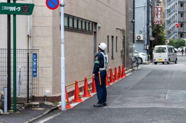 Tokyo, Japonya, 6 Kasım 2023: Güvenlik Şehir Caddesinde Trafik Konileri Bekliyor