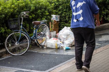 Tokyo, Japonya, 6 Kasım 2023: Atık Yönetim İşçisiyle Sokak Sahnesi
