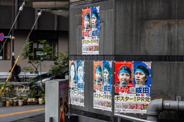Tokyo, Japonya, 6 Kasım 2023: Şehir Caddesindeki Seçim Kampanyası Posterleri