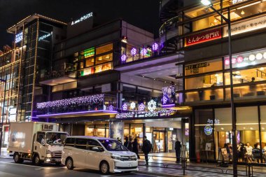 Tokyo, Japonya, 6 Kasım 2023: Aydınlatılmış Mağazalarla Akşam Sokağı Görünümü