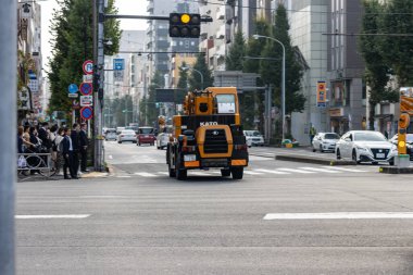 Tokyo, Japonya, 6 Kasım 2023: Kavşakta Yapı Turna Aracı