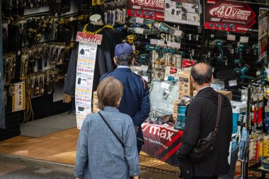 Tokyo, Japonya, 6 Kasım 2023: Mağazadaki Elektroniklere Bakanlar