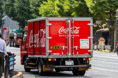 Tokyo, Japonya, 6 Kasım 2023: Coca-Cola Teslimat Aracı Kentsel Ayarlar