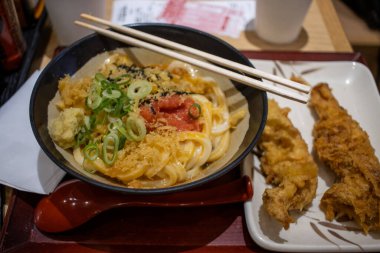 Tokyo, Japonya, 6 Kasım 2023: Tempura ile Otantik Japon Udon Eriştesi