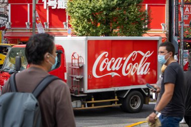Tokyo, Japonya, 6 Kasım 2023: Coca-Cola Truck, Urban Caddesi
