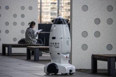 Tokyo, Japonya, 6 Kasım 2023: Kamu Alanında Güvenlik Robotu Devriyesi