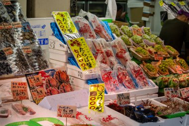 Tokyo, Japonya, 6 Kasım 2023: Yerel bir Japon pazarında satılık çeşitli deniz ürünleri.
