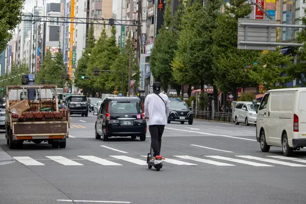 Токио Япония Ноября 2023 Года Человек Едет Электрическом Скутере Городской Стоковое Фото