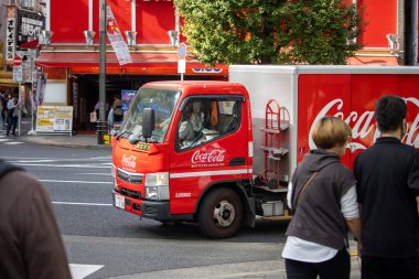 Tokyo, Japonya, 6 Kasım 2023: Sokaktaki Coca-Cola dağıtım kamyonu