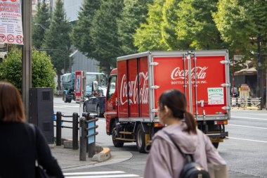 Tokyo, Japonya, 6 Kasım 2023: Coca-Cola Teslimat Aracı Kentsel Ayarlar