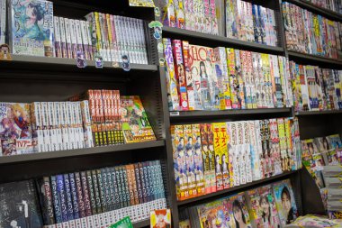 Tokyo, Japonya, 6 Kasım 2023: Çeşitli manga ve dergilerle dolu kitapçı rafı