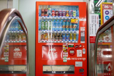 Tokyo, Japonya, 6 Kasım 2023: Taito İstasyonunda Otomatlar