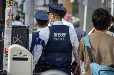 Tokyo, Japonya, 6 Kasım 2023: Japon Polis Memurları