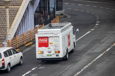 Tokyo, Japonya, 6 Kasım 2023: Coca-Cola dağıtım kamyonu