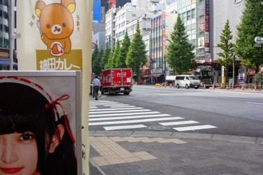 Tokyo, Japonya, 6 Kasım 2023: Reklam ve Yayalarla Şehir Sokak Sahnesi