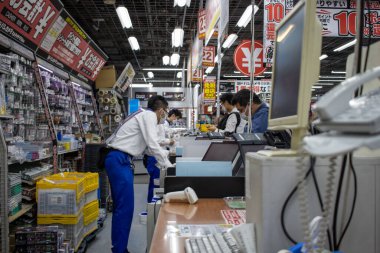 Tokyo, Japonya, 6 Kasım 2023: Müşteri ve Personelle Elektronik Mağazası Kasiyer Masası