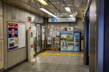 Tokyo, Japonya, 6 Kasım 2023: Bilgi tabelaları ve otomatları olan bir Japon tren istasyonunun içi