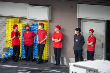 Tokyo, Japonya, 6 Kasım 2023: Kırmızı Üniformalı İşçiler Bir Restoranın Önünde Duruyorlar