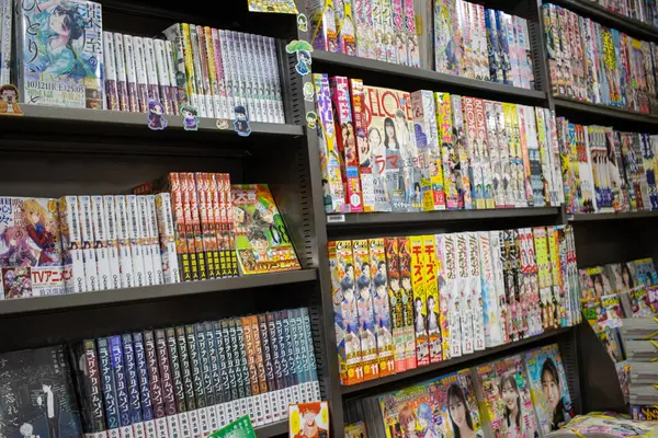 Tokyo, Japonya, 6 Kasım 2023: Çeşitli manga ve dergilerle dolu kitapçı rafı