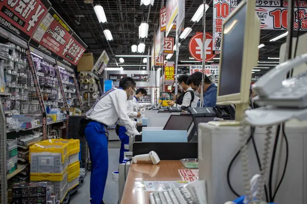 Tokio Japón Noviembre 2023 Cajero Tienda Electrónica Con Clientes Personal — Foto de Stock