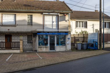 Paris, Fransa, 9 Kasım 2023: Yerel bilgisayar hizmetleri dükkânı önü