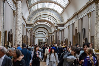 Le Louvre, Fransa, 9 Kasım 2023: Tarihi Müzenin İçindeki Dolu Galeri