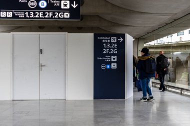 Paris, Fransa, 8 Kasım 2023: Tren İstasyonunda Banliyö