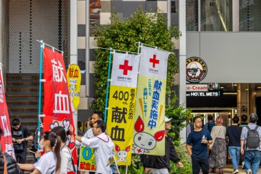 Tokyo, Japonya, 7 Kasım 2023: Tokyo 'da sokak pankartları ve sosyal aktivizm