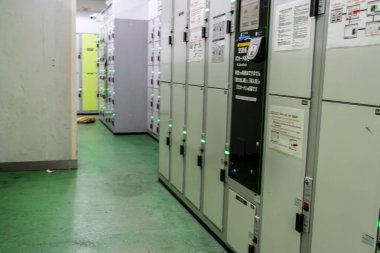 Tokyo, Japonya, 7 Kasım 2023: Veri merkezi sunucu rafları