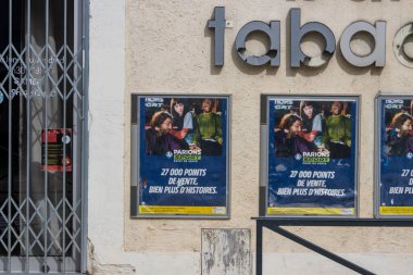 Perigueux, Fransa, 10 Mart 2024: Şehir Binası Üzerine Reklam Posterleri