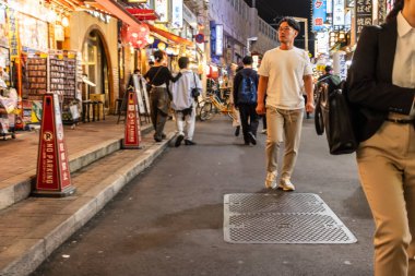 Tokyo, Japonya, 7 Kasım 2023: Yayalarla akşam sokak manzarası