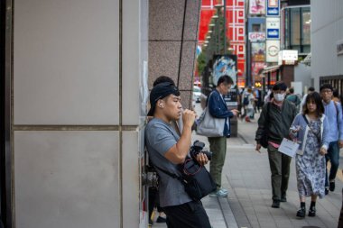 Tokyo, Japonya, 6 Kasım 2023: Şehir hayatını çeken sokak fotoğrafçısı
