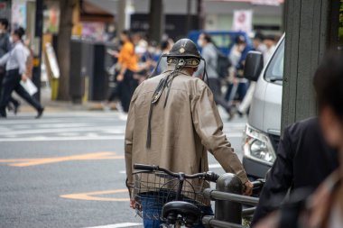 Tokyo, Japonya, 6 Kasım 2023: Kasklı Bisikletli Adam